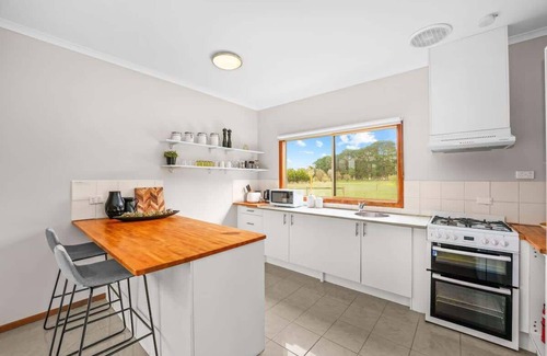 Hastings House | Charming Guesthouse Retreat in Hastings w laundry