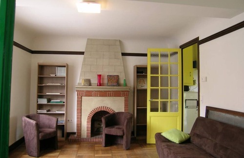 Dompierre-sur-Besbre Cottage | Charming Home with Garden, 4km from Le Pal, Sleeps 8, Pet-Friendly, WiFi, Near Shops
