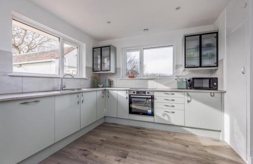 South Hayling House | Charming Hayling House with Garden Pass The Keys