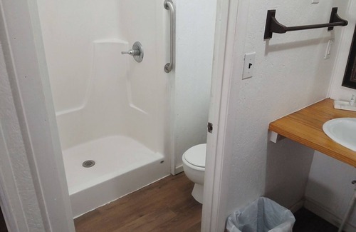 O Brien Hotel | Charming Hill Top Room 22 in Mayo with Wi-Fi, AC, fitness room