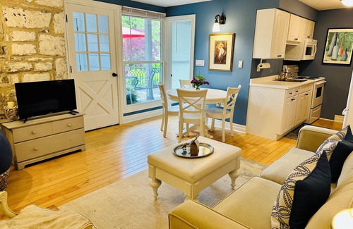Amherstview House | Charming historic 2-bedroom coachhouse in Kingston