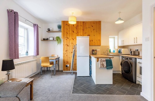 Ross-on-Wye Apartment | Charming Historic Stay | Cosy Flat with parking!