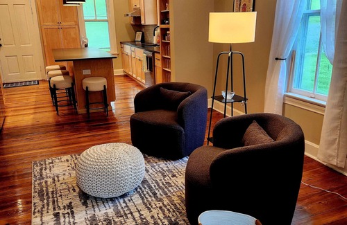 Brownsville House | Charming Historic Victorian 4 bedroom guesthouse in Rohrersville with WiFi, AC