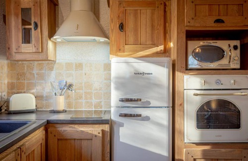 Crouy-sur-Cosson Cottage | Charming Hobbit House with Oak Tree, Near Château de Chambord, Amenities Included