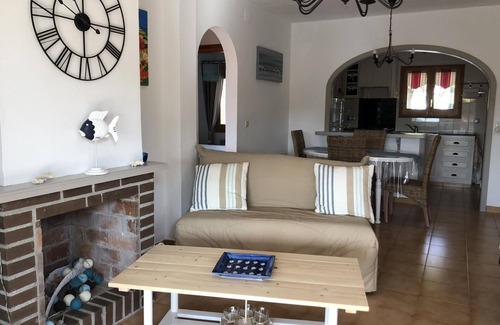 Bon Relax House | Charming Home for 6 with A/C, Pool, BBQ, WiFi, and Parking, Sant Pere Pescador