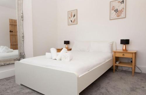 Offerton Apartment | Charming Home 3mins from Manchester Airport