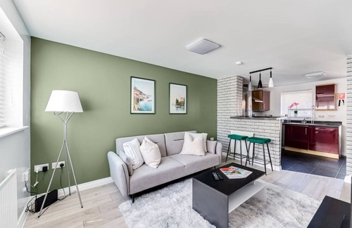 Milton Keynes House | Charming Home Driveway Parking Wifi SmartTV