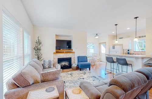 Rockaway Beach House | Charming home near the beach with firepit, deck, full kitchen, & washer/dryer