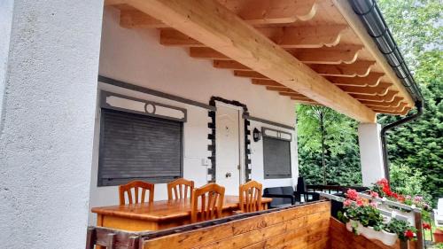 Iraneta House | Charming House in Irañeta with Fenced Garden