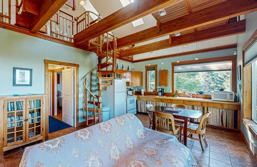 Port Orford House | Charming house near a path to the beach with ocean views and free WiFi - dogs OK