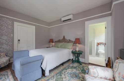 Warwick Hotel | Charming Inn Steps away from Downtown Warwick only an Hour away from NYC