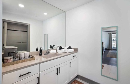 Parkville Apartment | Charming King Suite Parkville Shops