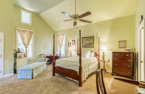 Arsenal Bed & Breakfast | Charming King William Studio | River Walk | Pearl