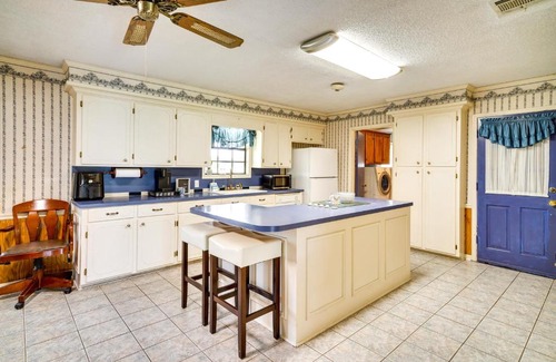 Lake Charles House | Charming Lake Charles Home with Patio and Grill