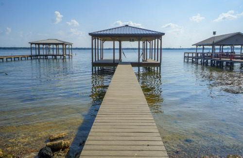 Yantis House | Charming Lake Fork Cottage with Screened-In Porch!