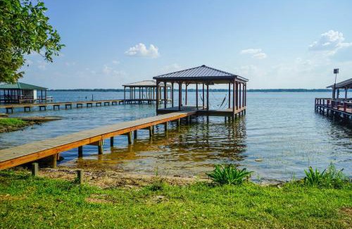 Yantis House | Charming Lake Fork Cottage with Screened-In Porch!