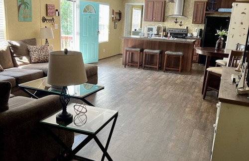 Henderson House | Charming Lake Getaway