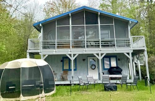 Barnstead House | Charming Lakefront Chalet, family and pet friendly