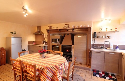 Arnac Cottage | Charming Lakeside House in Arnac - 3BR, 6 Guests, Enclosed Yard, BBQ, Near Activities