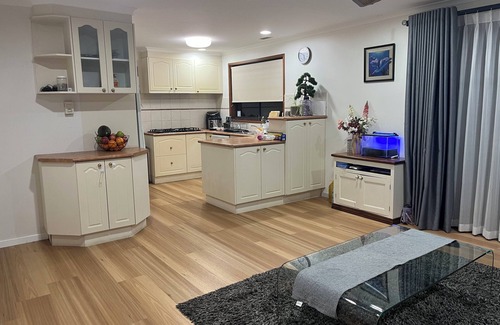 Florey House | Charming large 3 bed-home with free parking