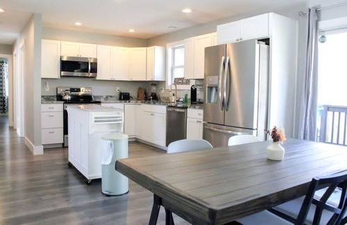 Leicester House | Charming Leicester 3BR Bungalow + Firepit