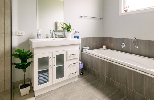Longlea Cottage | Charming light filled cottage 15mins out of Bendigo on large block.