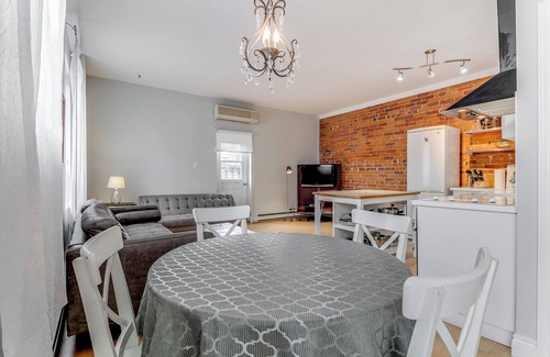 Palmerston Apartment | Charming Loft w/Skylight & Balconies!