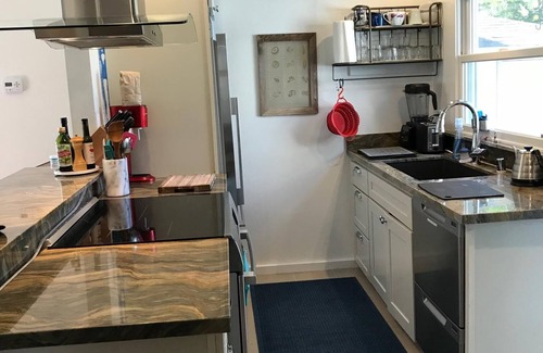 North Fair Oaks House | Charming Mid-Century Modern, 2bed/2bath Cottage w/Lg Garden