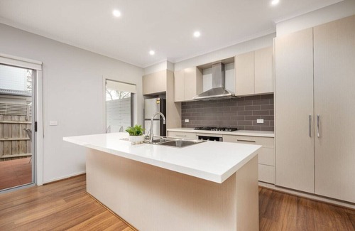 Boronia House | Charming & Modern Mountain View Townhouse