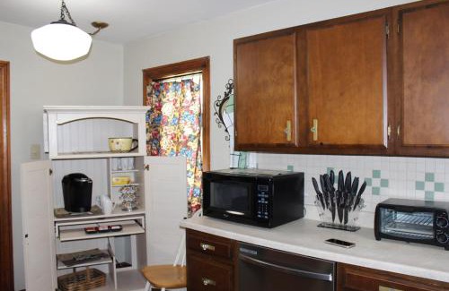 Jeffersonville House | Charming Modern Retreat Near Downtown Jeffersonville & Bob Hedge Park