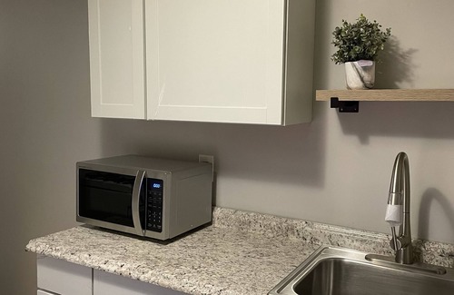 St. Albans Apartment | Charming Newly Renovated 1 Bedroom