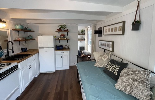 Fontana Dam Boat Rental | Charming off-grid Floating Cabin / Houseboat on Lake Fontana