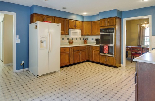 Paris House | Charming Paris Home w/Porch: Hunt + Unwind!