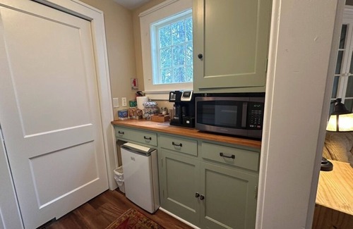 Angell Apartment | Charming Patio Apartment – ideally located near Arboretum, Downtown, UM Hospital