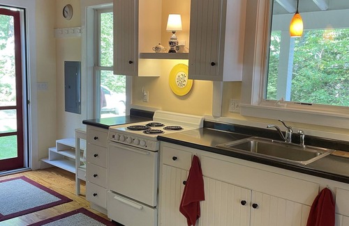 Belmont House | Charming peaceful lakefront cottage near seacoast towns of Belfast and Camden