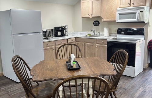 Conneaut Lake Apartment | Charming pet friendly 1-bedroom apartment with WiFi, AC in quaint Conneaut Lake