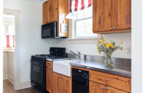 Warm Springs Cottage | Charming Pet-Friendly Cottage with access to Old Dairy Complex