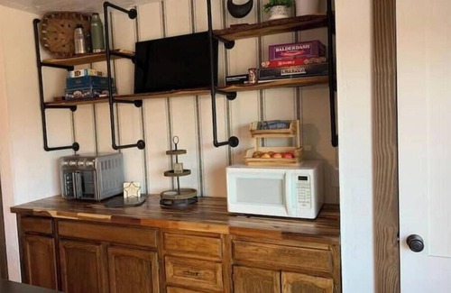 Reed Point Other | Charming, pet-friendly, 2-bedroom farmhouse in Reed Point with WiFi and AC