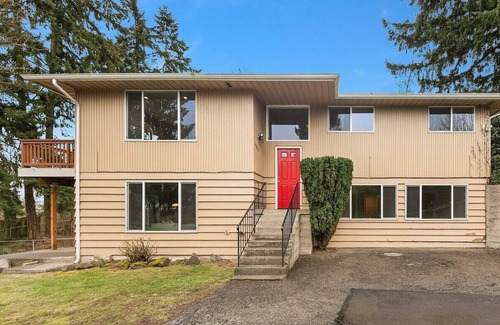 SeaTac House | Charming Private Room, Centrally Located!