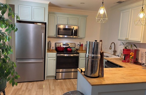 Colonial Oaks House | Charming Quiet 1-bedroom 1 bath ADU with AC, WiFi in Savannah