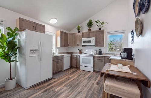 Ashley Oaks Apartment | Charming, Quiet & Private Apt in Great Location w/Wi-Fi & Laundry