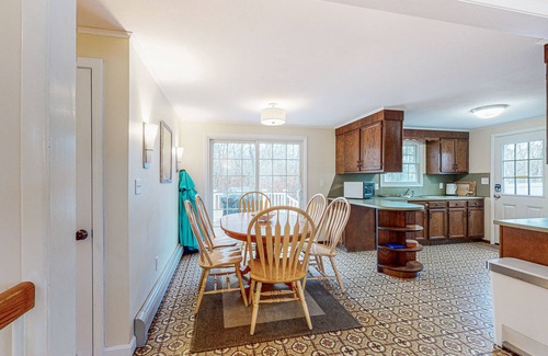 East Harwich House | Charming ranch home with fast WiFi, central air conditioning, & a washer/dryer
