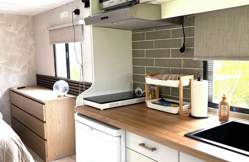 Municipality of Heerhugowaard House | Charming, renovated mobile home on a spacious, green plot
