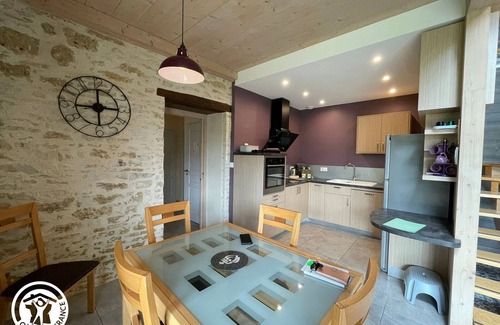 Bourneau Cottage | Charming Renovated Barn with Large Garden, Near Baroque Festival