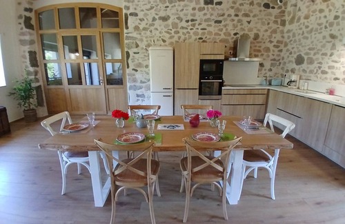 Le Monteil Cottage | Charming Renovated Stone House near Puy-en-Velay – Historic Decor & Comfort