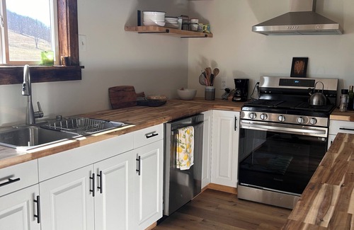 Mount Clare House | Charming Renovated Schoolhouse Retreat – 2BR + Office, Spacious Yard