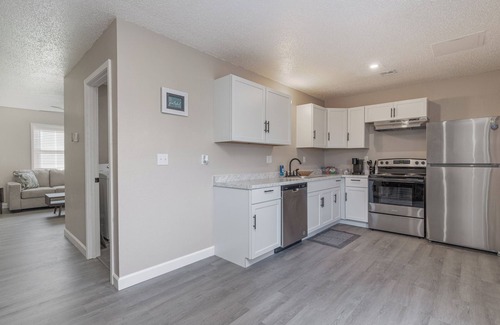 St. Robert House | Charming Renovated 2 Bedroom Townhome LESS THAN 10 mins from FLW Main Gate