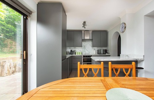 Hainault Apartment | Charming Retreat Near Grange Hill Central Line