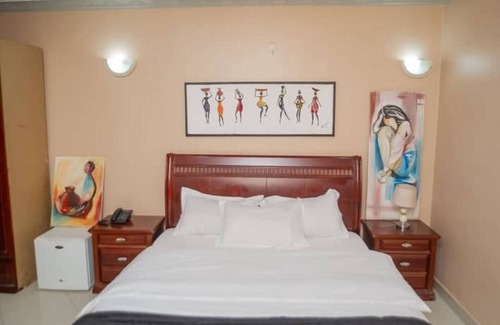 Lubumbashi Cabin | Charming Retreat and Free Breakfast