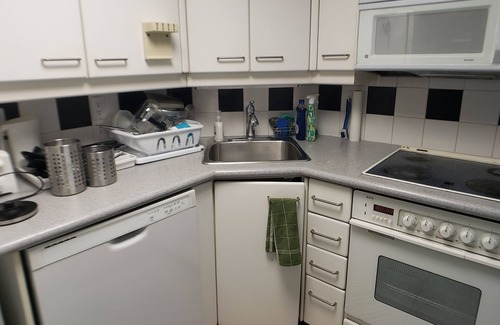 Church and Wellesley Condo | Charming Retreat Just Moments from Dundas Square & the Eaton Centre